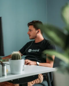 man in black crew-neck shirt